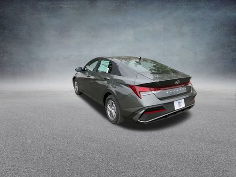 Used 2025 Hyundai Elantra SE image 18