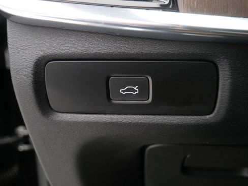 Certified 2024 Volvo V90 B6 Cross Country Ultimate w/ Protection Package Premier image 17