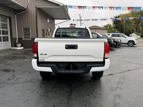 Used 2018 Toyota Tacoma SR image 7