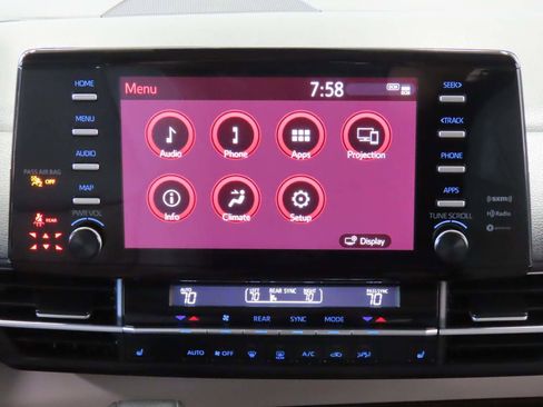 Used 2022 Toyota Sienna XLE FWD image 12