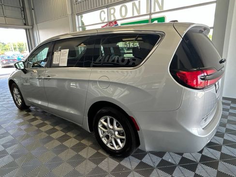 Used 2024 Chrysler Pacifica Touring-L FWD image 4