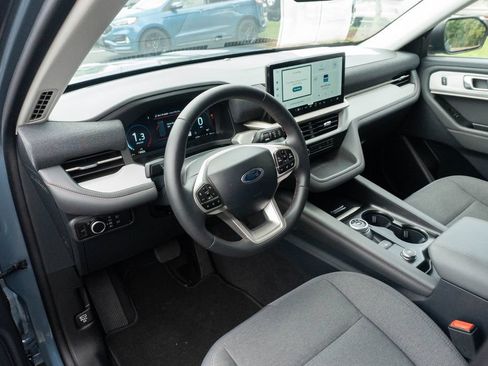 Used 2025 Ford Explorer Active RWD image 3