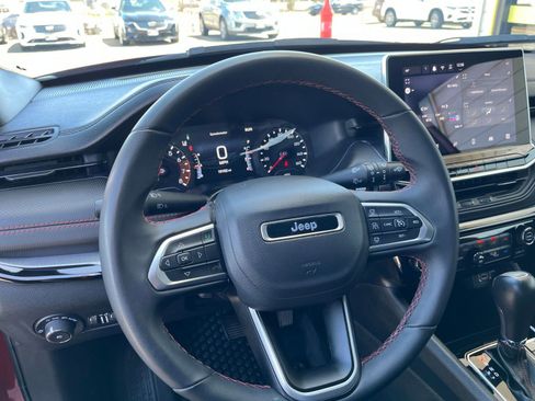 Used 2025 Jeep Compass Trailhawk image 30