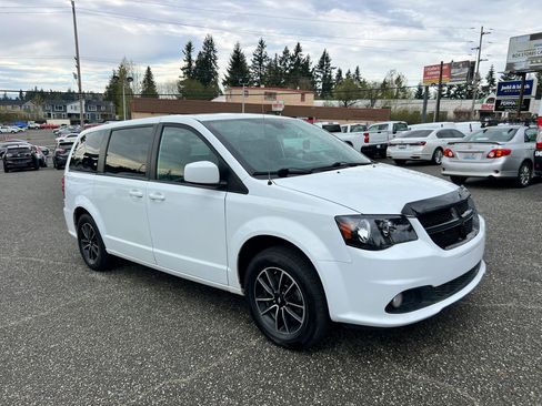 Used 2019 Dodge Grand Caravan GT image 3