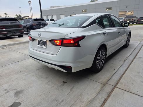 Used 2025 Nissan Altima 2.5 SV FWD image 4