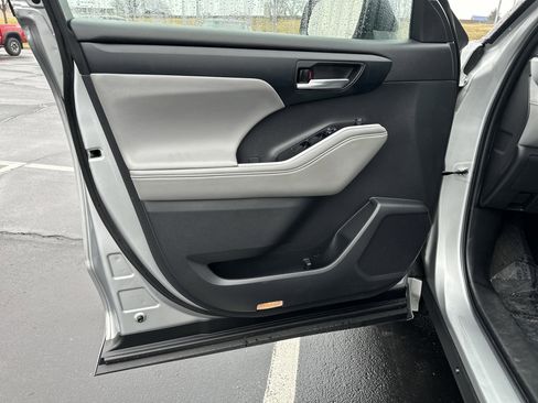 Used 2022 Toyota Highlander XLE image 12