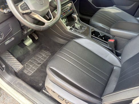 Used 2022 Volkswagen Tiguan SE w/ Panoramic Sunroof Package FWD image 10