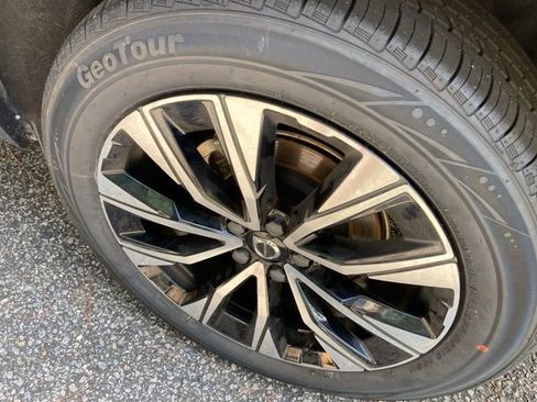 Used 2023 Volvo XC60 B5 Core image 12