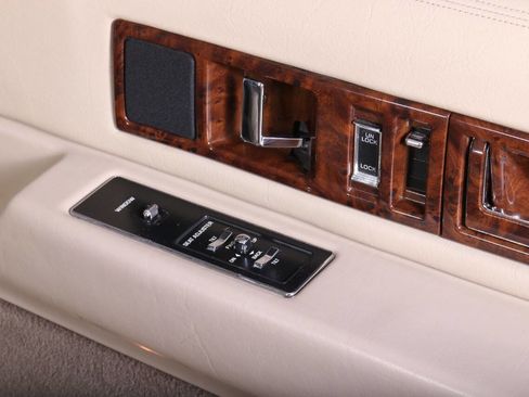 Used 1994 Cadillac Fleetwood Brougham RWD image 82