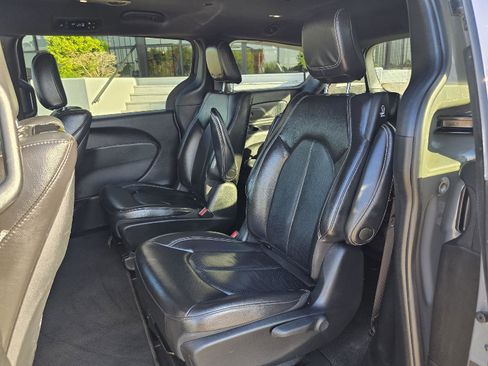 Used 2022 Chrysler Pacifica Touring-L w/ Uconnect Theater Family Group FWD image 32