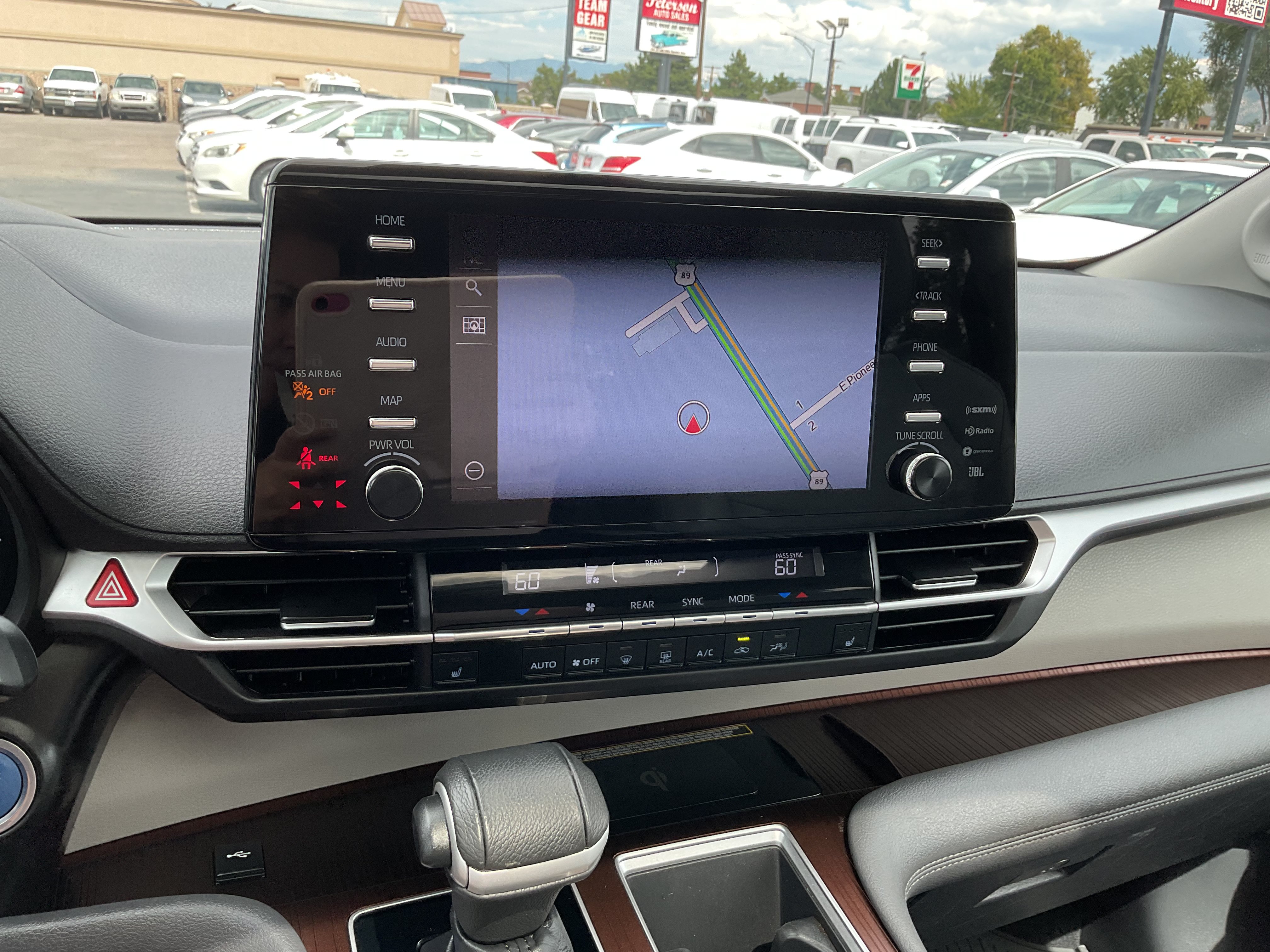 Used 2022 Toyota Sienna XLE w/ XLE Plus Package FWD image 19