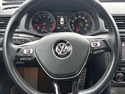Used 2017 Volkswagen Passat 1.8T SEL Premium image 12