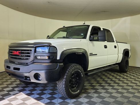 Used 2004 GMC Sierra 2500 SLT w/ Heavy-Duty Power Package AWD/4WD image 3