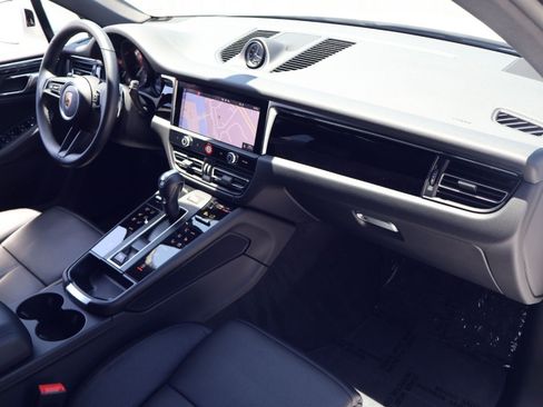 Certified 2025 Porsche Macan AWD/4WD image 25