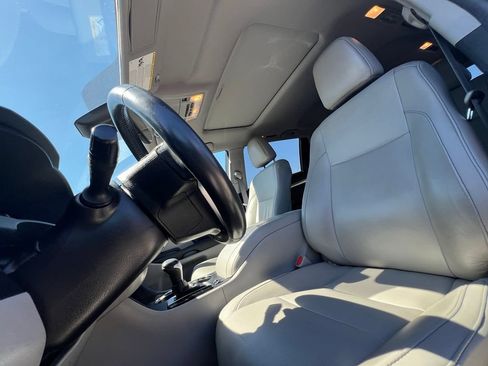 Used 2017 Toyota Highlander XLE AWD/4WD image 12
