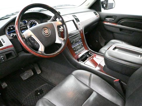 Used 2014 Cadillac Escalade Luxury AWD/4WD image 2