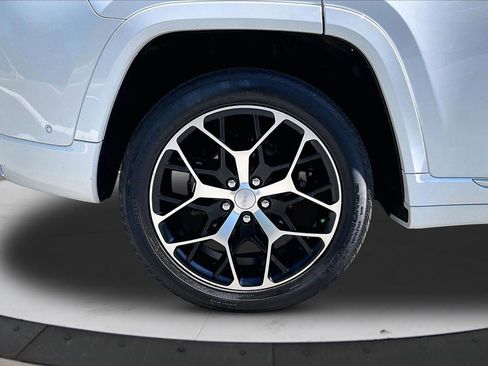 Used 2024 Jeep Grand Cherokee Summit AWD/4WD image 37