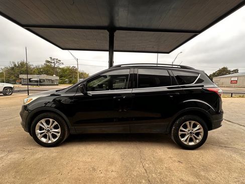 Used 2018 Ford Escape SE w/ SE Sync 3 Package FWD image 4
