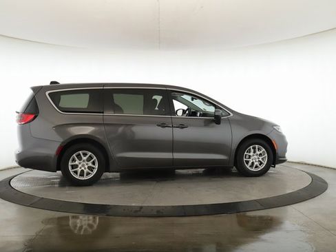 Used 2023 Chrysler Pacifica Touring-L image 6