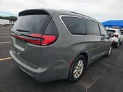 Used 2021 Chrysler Pacifica Touring-L FWD image 4