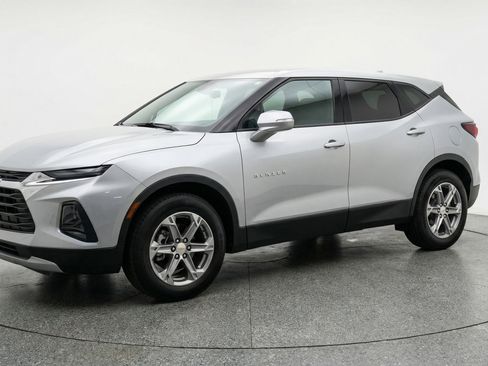 Used 2025 Chevrolet Blazer LT FWD image 3