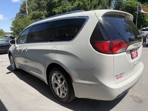 Used 2017 Chrysler Pacifica Limited w/ UConnect Theater Package FWD image 9