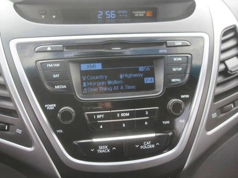 Used 2016 Hyundai Elantra SE FWD image 18