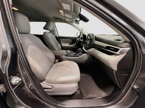 Used 2023 Toyota Highlander LE AWD/4WD image 23