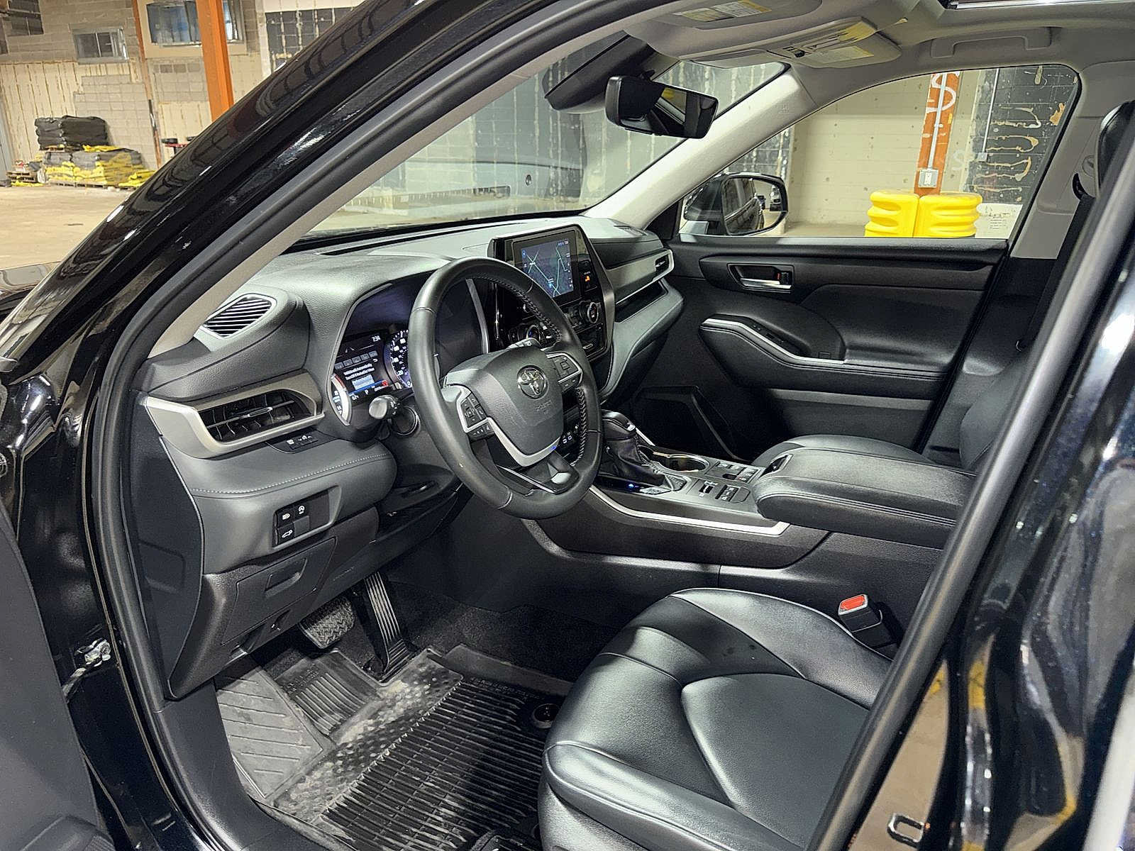 Used 2024 Toyota Highlander XLE AWD/4WD image 31