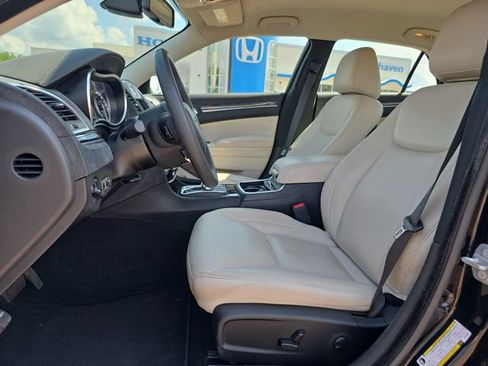 Used 2022 Chrysler 300 Touring L RWD image 10