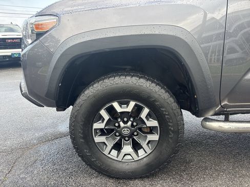 Used 2018 Toyota Tacoma TRD Off-Road AWD/4WD image 32