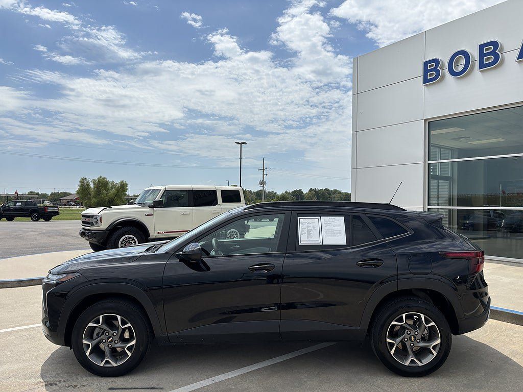 Used 2025 Chevrolet Trax LT FWD image 2