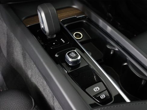 Certified 2023 Volvo XC60 B5 Plus w/ Protection Package Premier image 15