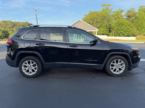 Used 2017 Jeep Cherokee Latitude FWD image 9