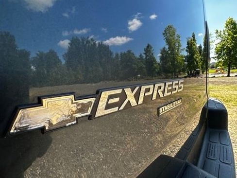 Used 2015 Chevrolet Express 2500 RWD image 29