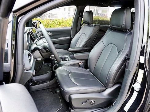 New 2026 Chrysler Pacifica Select AWD/4WD image 18