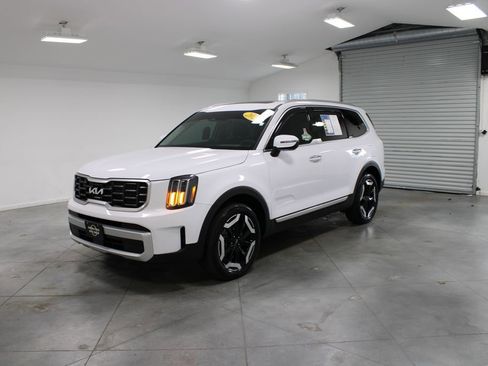 Used 2024 Kia Telluride S w/ S Sunroof Package image 4