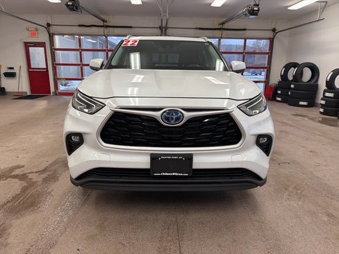 Used 2022 Toyota Highlander XLE image 2