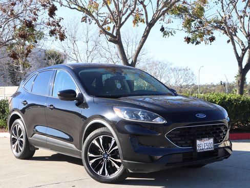 Used 2022 Ford Escape SE w/ SE Sport Appearance Package image 2