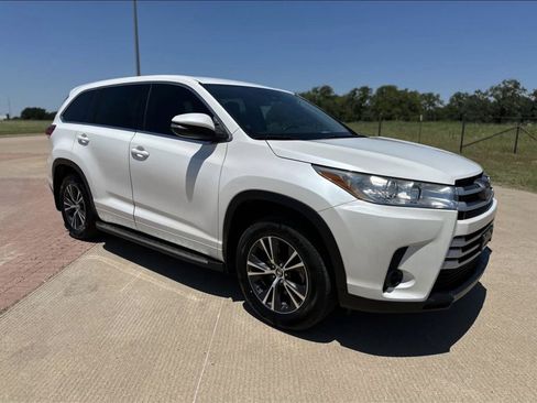 Used 2017 Toyota Highlander LE FWD image 2