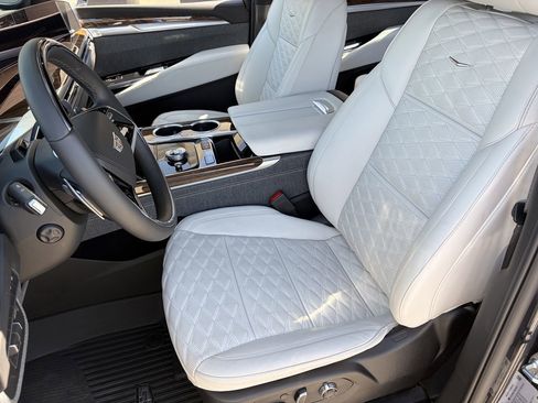 Certified 2026 Cadillac Escalade ESV Platinum Luxury w/ LPO, Radiant Package AWD/4WD image 20