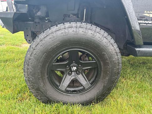 Used 2014 Jeep Wrangler Unlimited Sahara w/ Dual Top Group AWD/4WD image 7