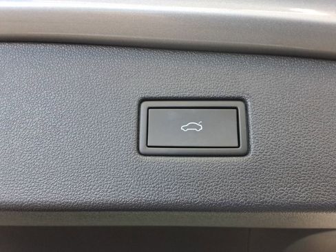 Certified 2022 Volkswagen Tiguan SE image 21