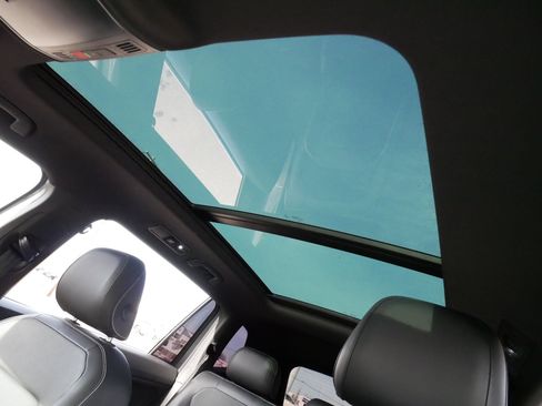 Used 2022 Volkswagen Tiguan SEL R-Line image 33