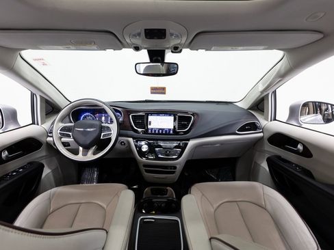 Used 2020 Chrysler Pacifica Limited image 27