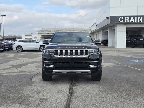 Used 2023 Jeep Wagoneer L Series III w/ Premium Group I image 2