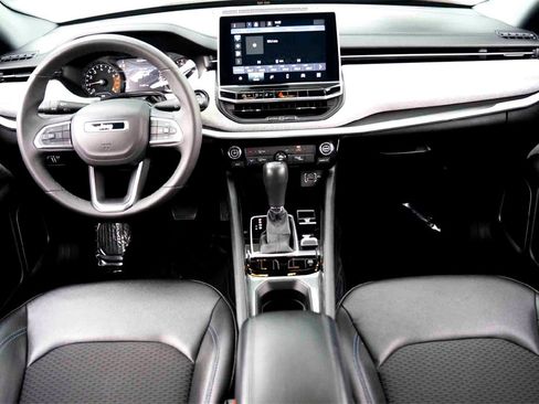 Used 2024 Jeep Compass Latitude image 28