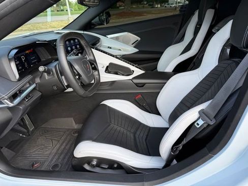 Used 2022 Chevrolet Corvette Stingray Preferred Cpe w/ Engine Appearance Package RWD image 9