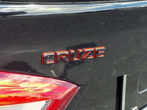Used 2018 Chevrolet Cruze LT w/ Sun And Sound Package FWD image 32