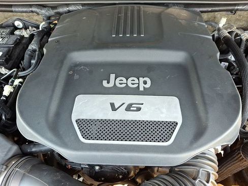 Used 2018 Jeep Wrangler Unlimited Sahara w/ Connectivity Group AWD/4WD image 26
